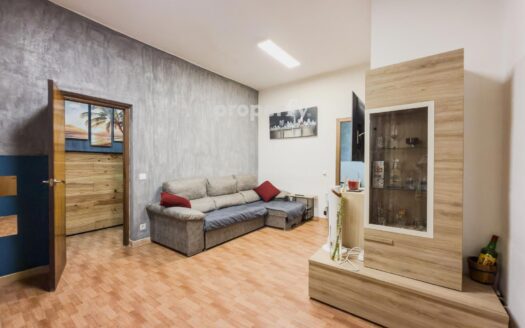 Piso reformado con dos habitaciones y patio